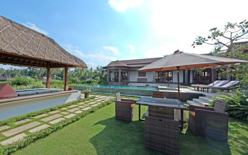 Balinese-style Bedroom Villa only 10-minute drive Sukawati Art