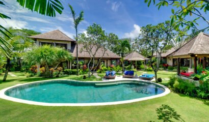 Villa Kakatua - Blissful Retreat with 4 Bedroom just metres from Batu Bolong Beach