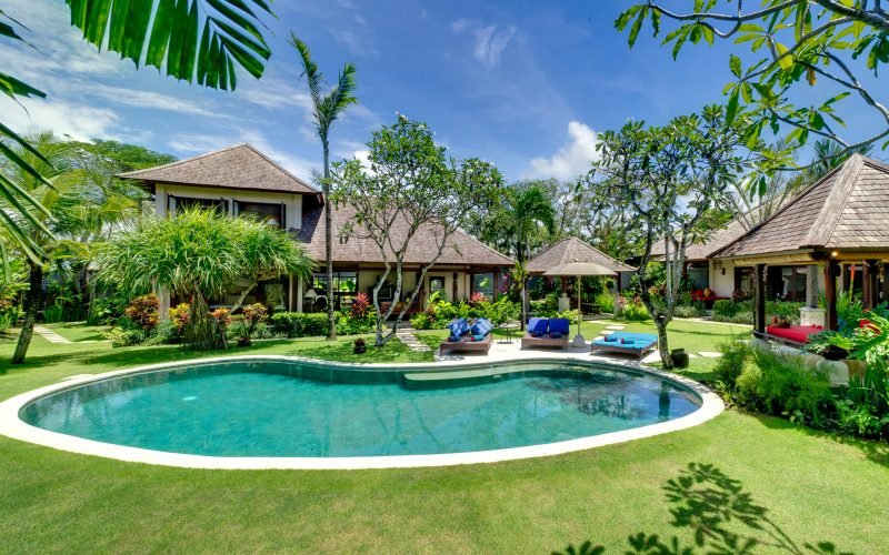 Villa Kakatua – Blissful Retreat with 4 Bedroom just metres from Batu Bolong Beach