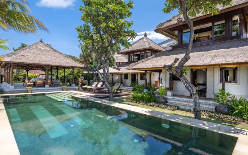 Villa Cemara – Absolute beachfront 5 Bedroom in Sanur