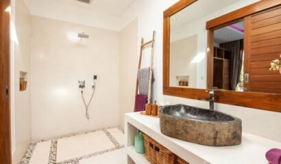 Luxury 5-Bedroom Villa in Seminyak, Bali – Private Infinity Pool and Garden Sanctuary